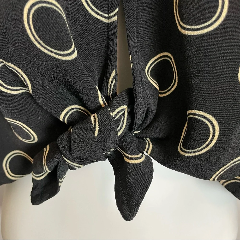 Betsey Johnson Cropped Blouse Black Circle Pattern Tie Front Rayon Size Medium - Picture 11 of 16
